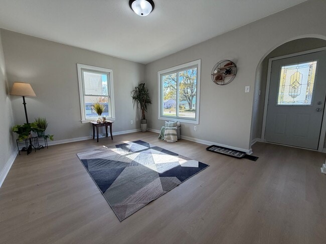 Building Photo - Remodeled 3 bed, 1 bath home for rent in E...