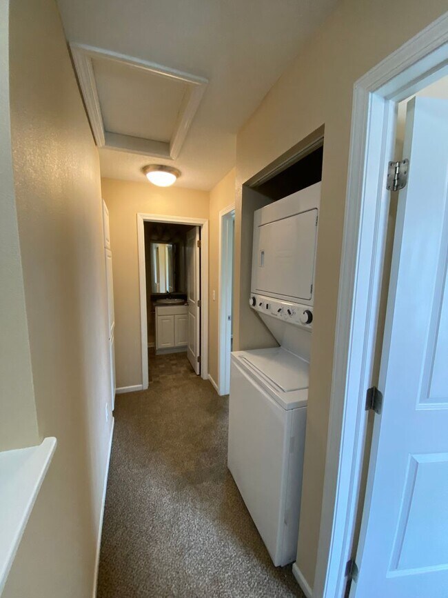 Building Photo - Fox Run Townhomes 1