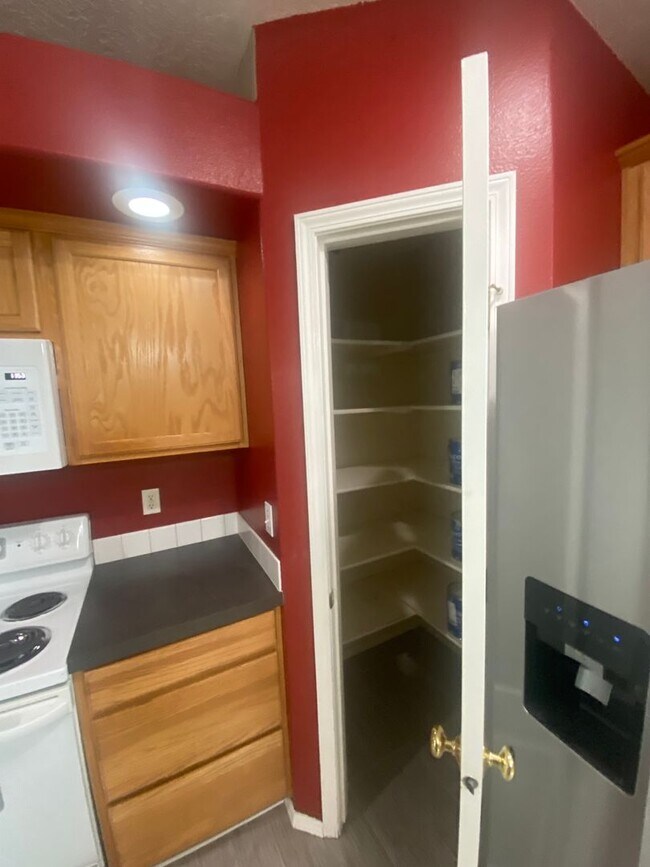 Building Photo - 3 Bed, 2 Bath,  Single Story, CUL-D-SAC Ho...