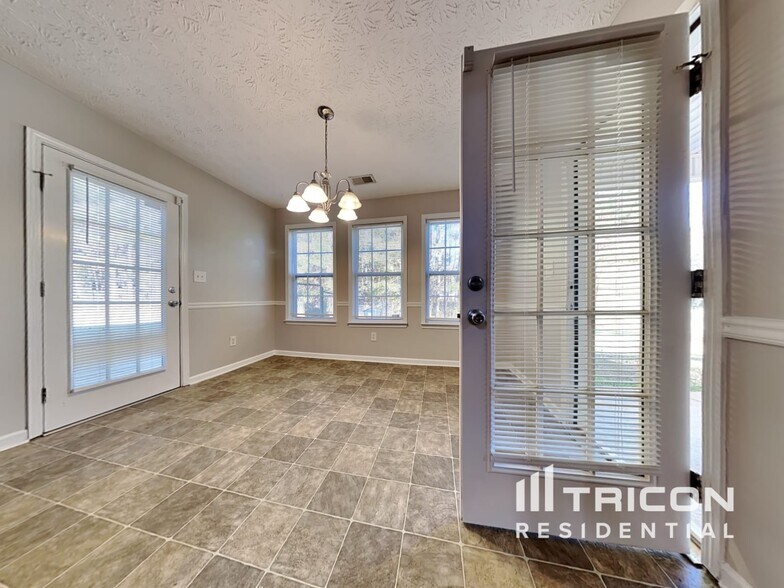 Building Photo - 45 Shadowbrook Ct