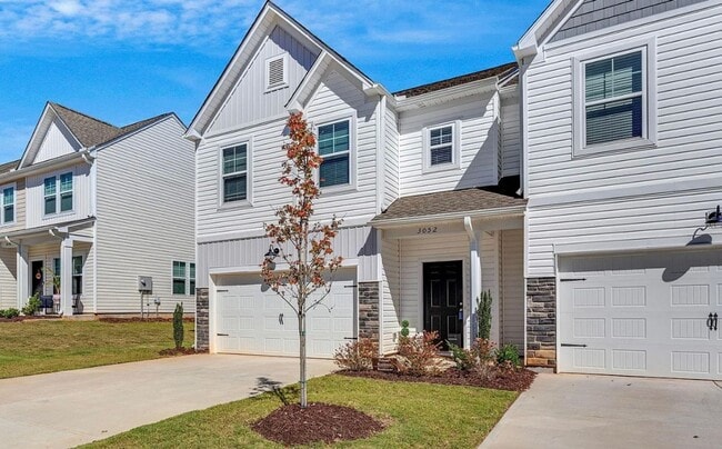 Building Photo - Stunning 3/2.5 Townhome Available Now!