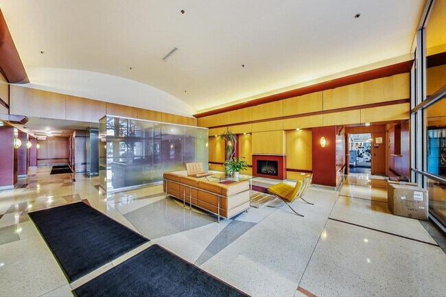 Building Photo - 933 W Van Buren St