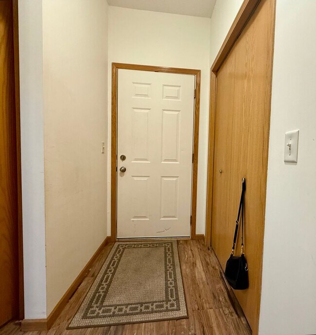 Building Photo - Lovely 3BR/3BA Otsego End Unit Townhome Available June!