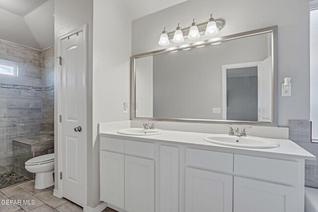 Building Photo - 13912 Loreina Luz Ave