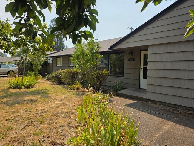 Building Photo - 1190 W 18th Ave