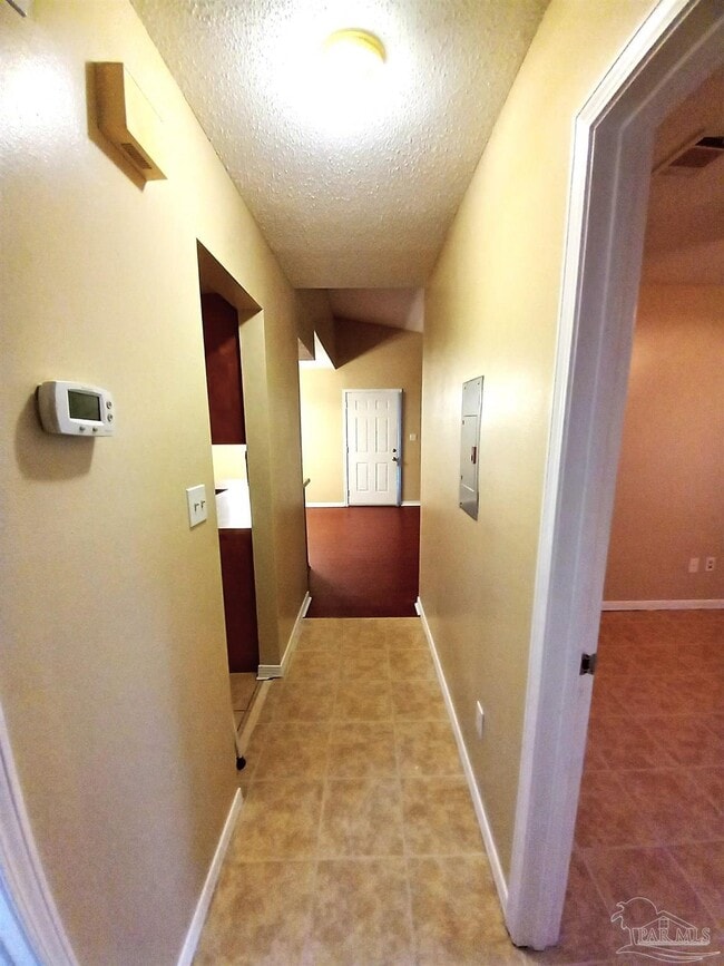 Building Photo - 533 Petros Cir
