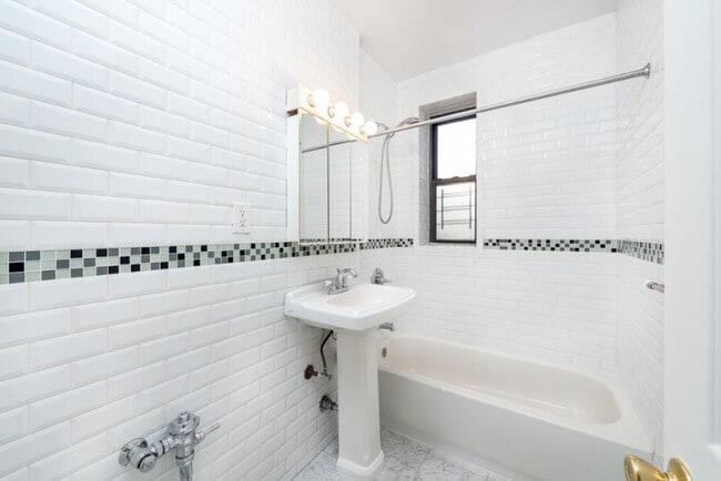 Building Photo - 1 bedroom in SUNNYSIDE NY 11104