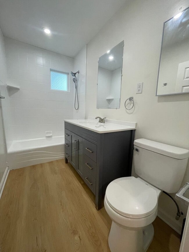 Building Photo - Beautifully Upgraded 3bed 2 bath Front House