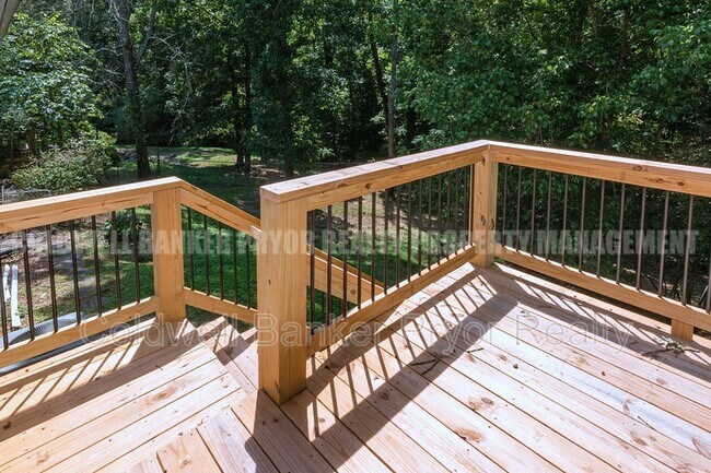 Building Photo - 313 Maple Way