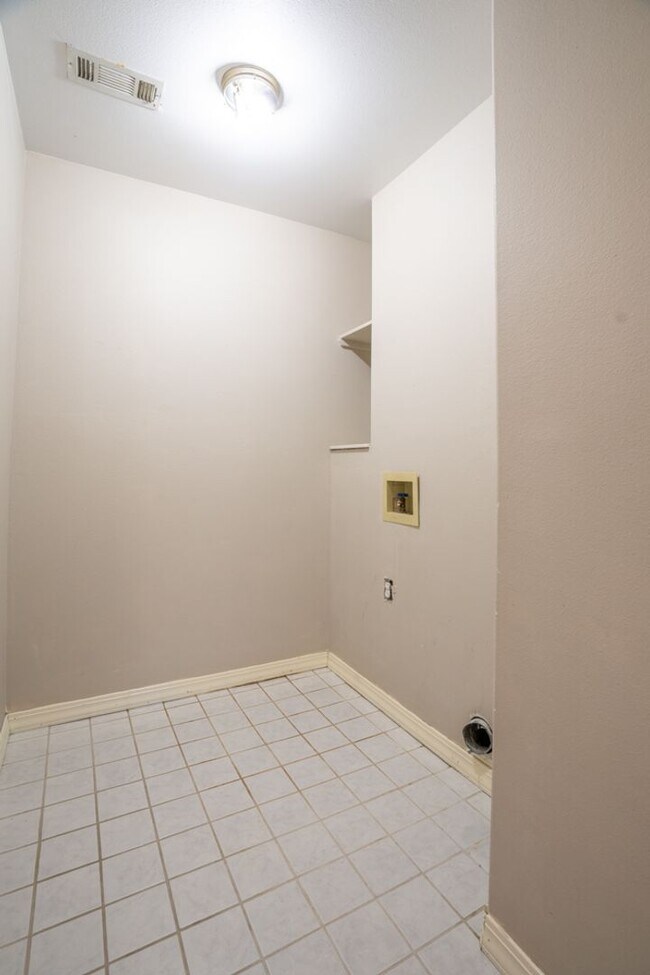 Building Photo - 3 bed 2 Bath townhome in a great location