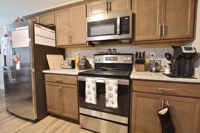 Building Photo - Pet Friendly Three Bedroom!