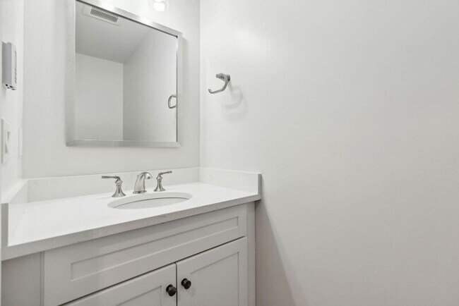 Building Photo - 24 Foliage Way