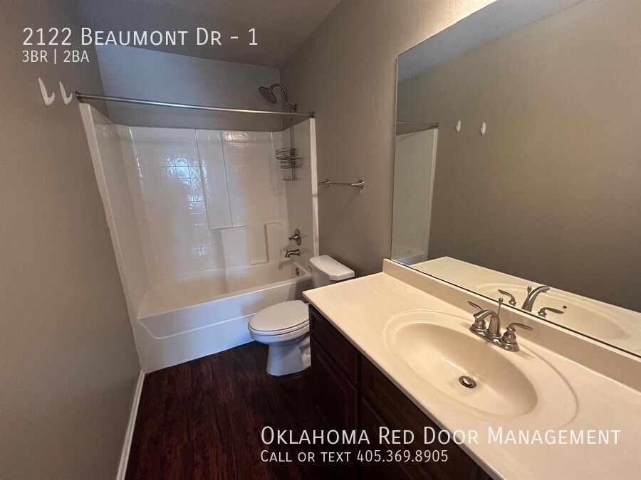 Building Photo - 2122 Beaumont Dr