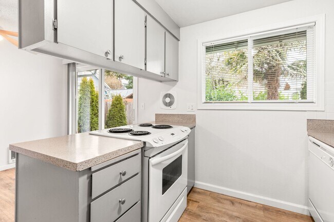 Building Photo - 705-707 N Sumner St.