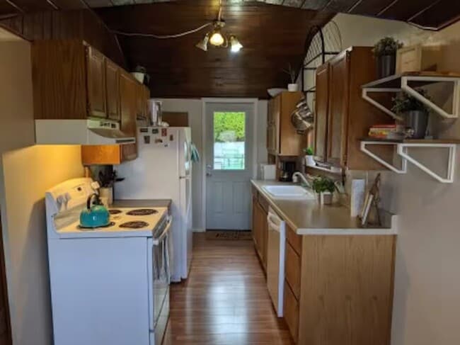 Building Photo - Water View Cabin in Iilahee - Fully Furnished
