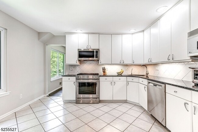 Building Photo - 33 Highmount Ave