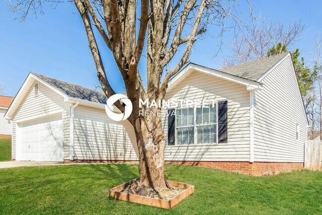 Building Photo - 3 Bedroom Pet-Friendly Home in CHARLOTTE, NC with Main Street Renewal