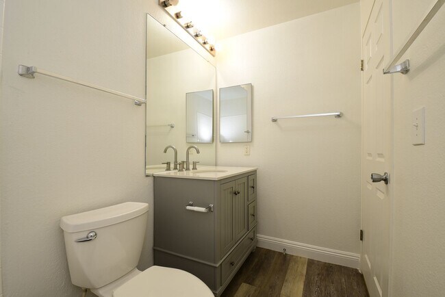 Building Photo - Charming 2 Bedroom, 2 Bath Condo in a Prim...