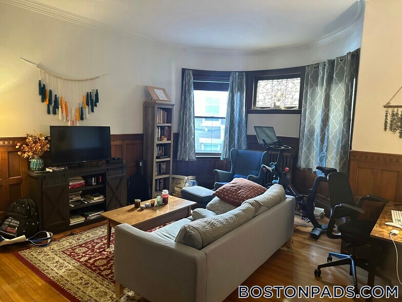 Building Photo - 1748 Beacon St