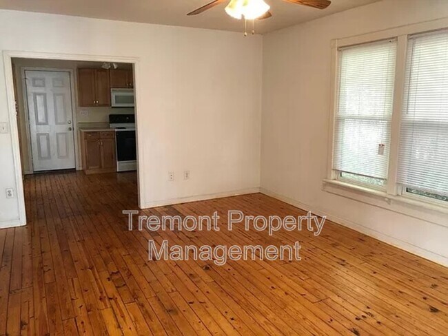 Building Photo - 607 Snow St