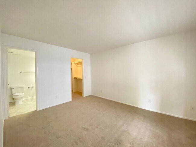 Building Photo - Bright 2 Bedroom Condo in Oceanside!