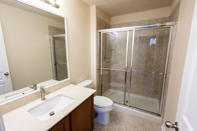 Building Photo - 3 bed 2 bathroom