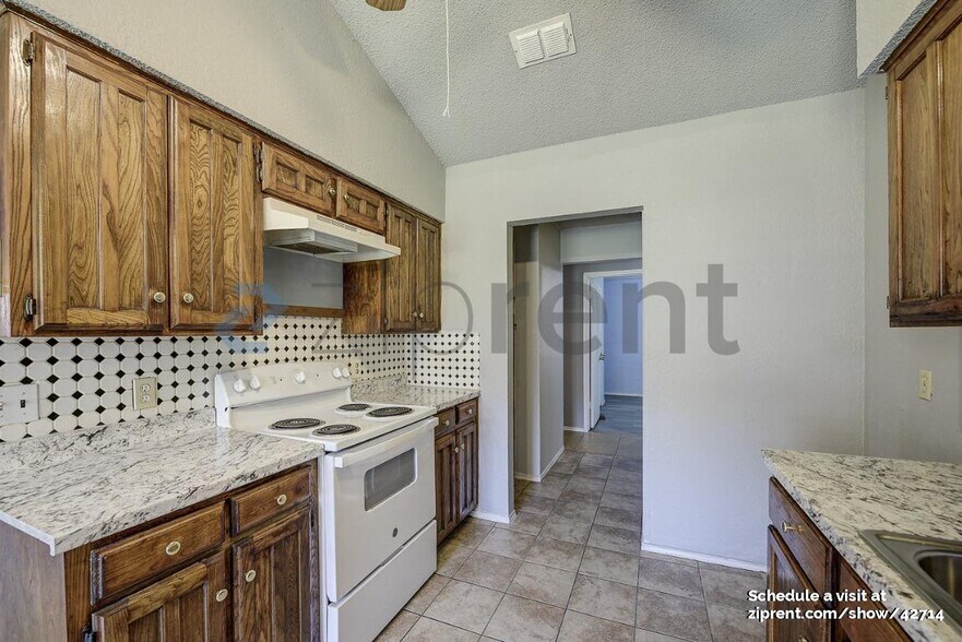 Building Photo - 400 Royal Field Dr