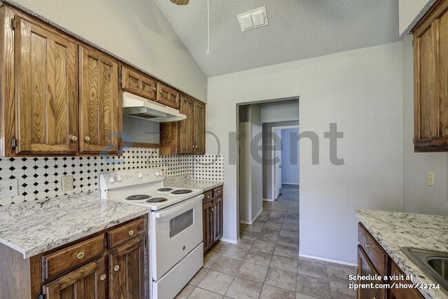 Building Photo - 400 Royal Field Dr