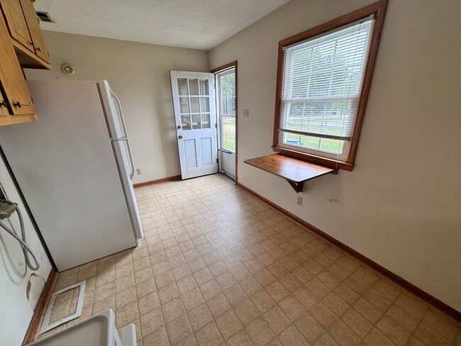 Building Photo - 2 Bed Duplex with Rocking Chair Front Porc...