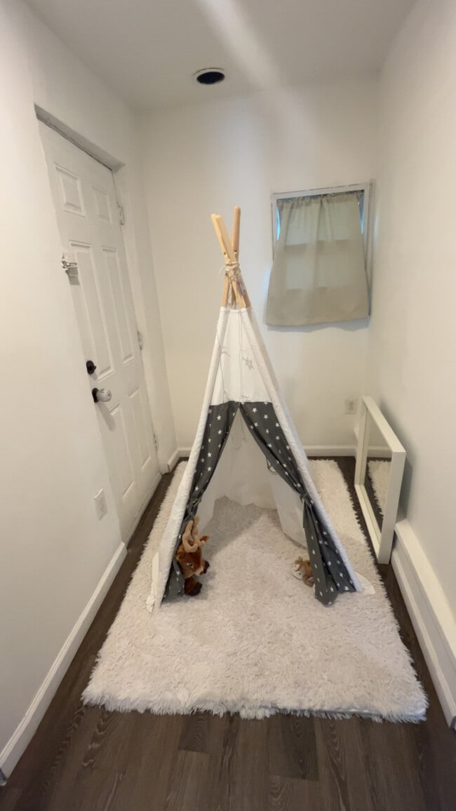 Building Photo - 10 Ells St