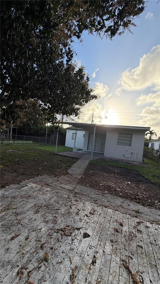 Building Photo - 345 SW 49th Ave