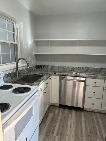 Kitchen - 1303 Longwood Ave