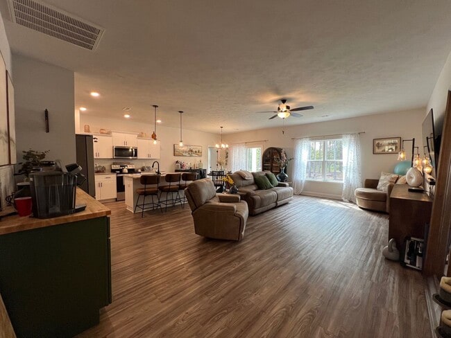 Building Photo - 4 Bedroom, 2 Bath Home
