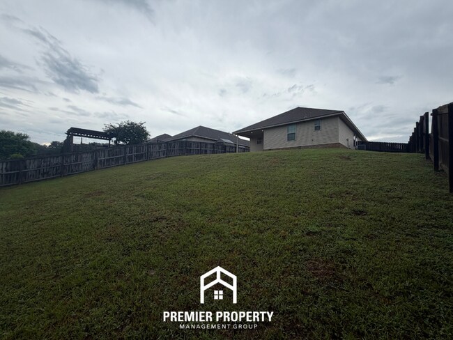 Building Photo - Move-In Ready 3BR Home in Tuscaloosa - Granite Counters & Enclosed Backyard