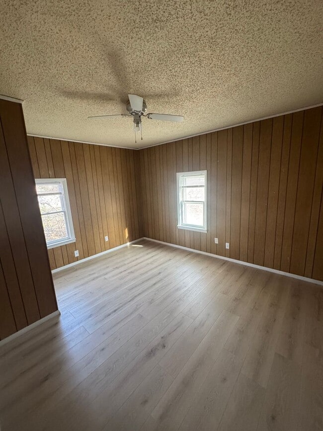 Building Photo - 2 bedroom, 1 bath