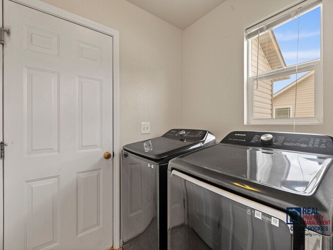 Building Photo - Charming 3 Bed, 2 Bath Home with 3-Car Gar...
