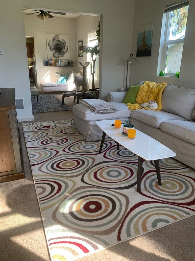 Building Photo - Cute one story rental in snohomish