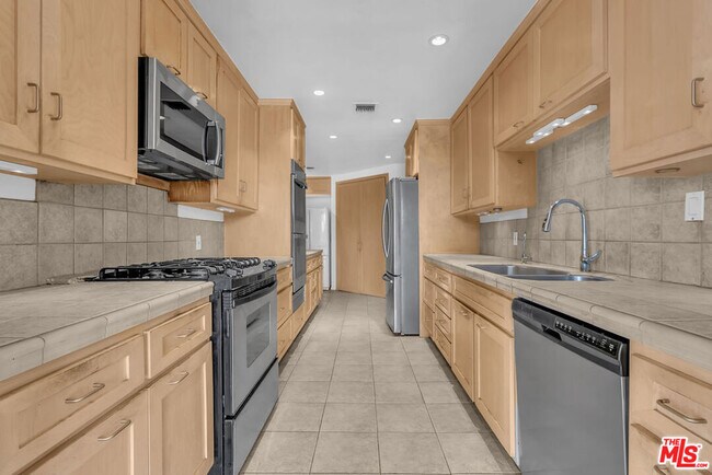 Building Photo - 8642 Gregory Wy