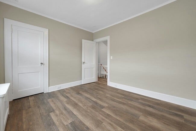 Building Photo - 5 Gates Ave