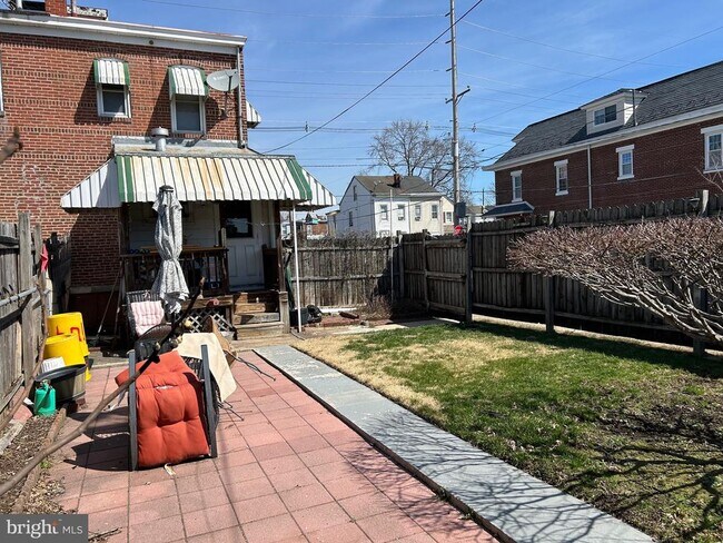 Building Photo - 1049 Genesee St