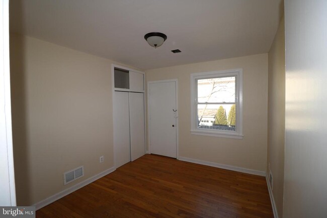 Building Photo - 4325 Maple Ave