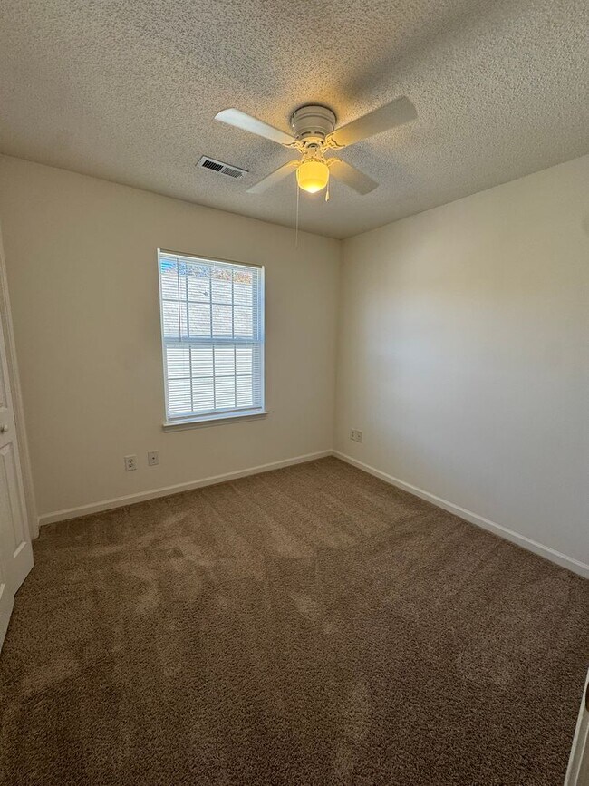 Building Photo - 141 Springwood Ln