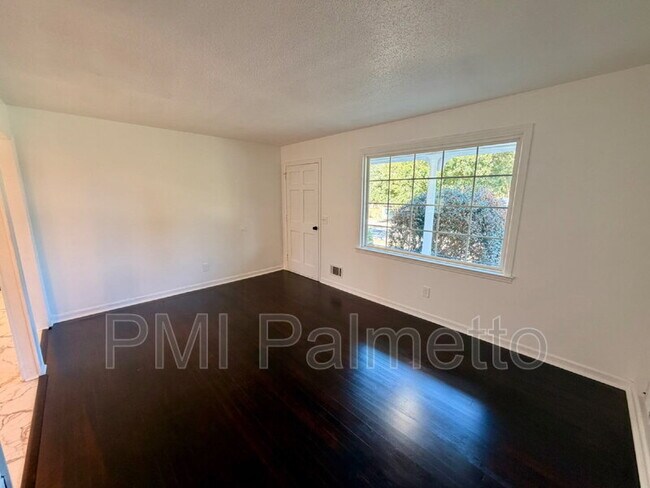 Building Photo - 128 Crestmore Dr