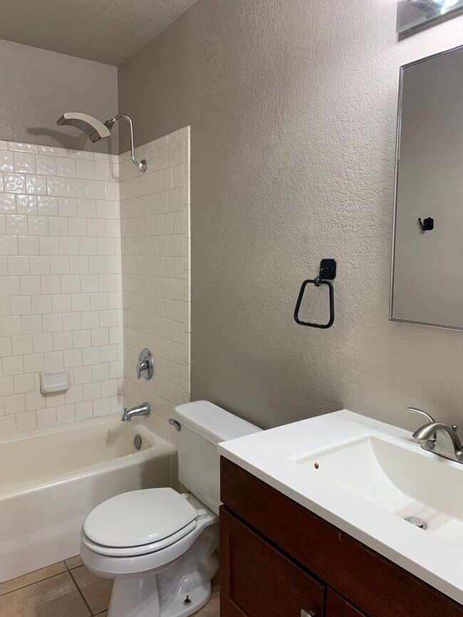 Building Photo - 4 BEDROOM POOL HOME!