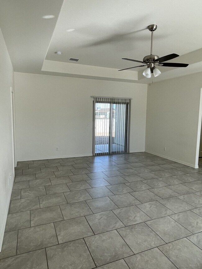 Building Photo - Sparkling clean and move in ready. Call for a showing! (928) 453-2606