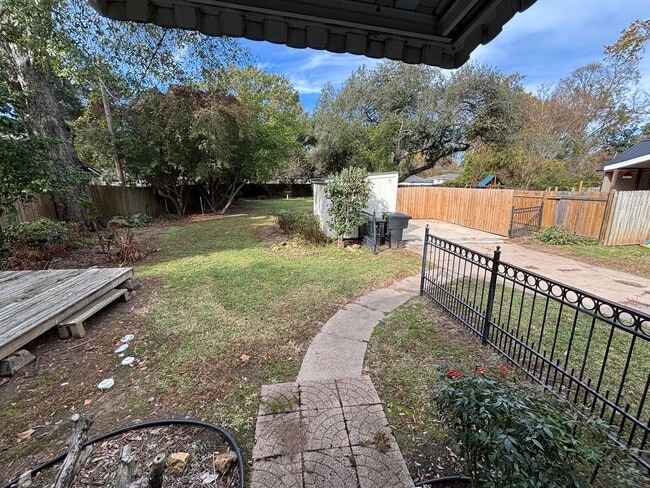 Building Photo - CHARMING FURNISHED BROADMOOR HOME