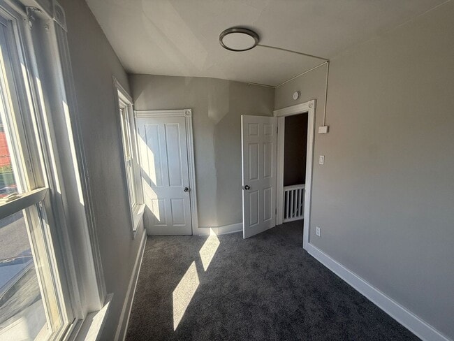 Building Photo - Single Family-half double- 2 bedroom/1 bat...