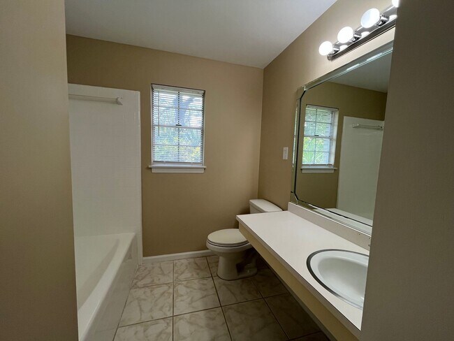 Building Photo - Recently Updated Three Bedroom House in Po...