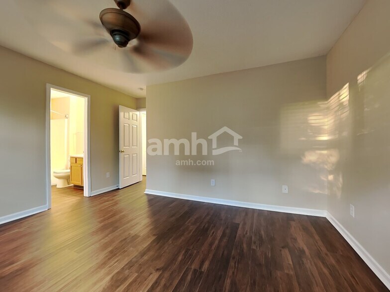 Building Photo - 10201 Stillwell Dr