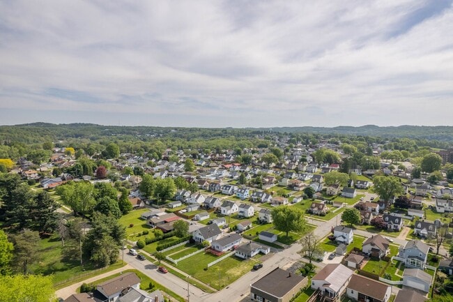 Building Photo - Beautiful 1 bedroom home with BONUS room in Natrona Heights available April 1!